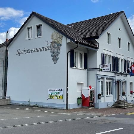 ホテル Speiserestaurant Traube Kuttigen エクステリア 写真