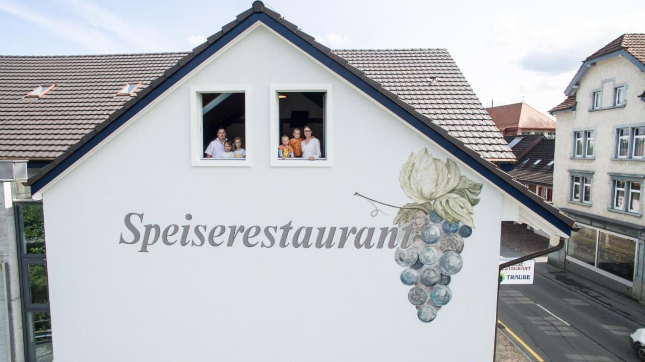 ホテル Speiserestaurant Traube Kuttigen エクステリア 写真