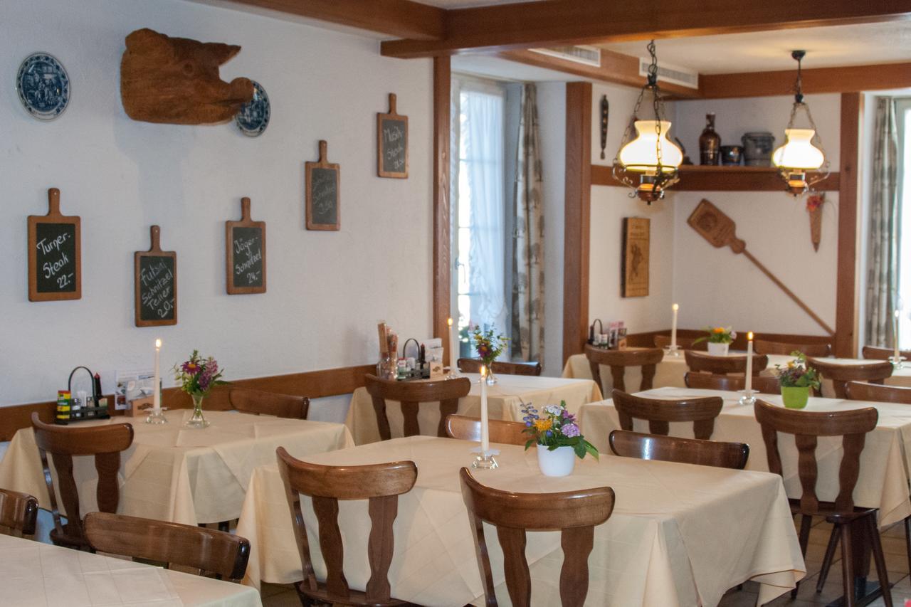 ホテル Speiserestaurant Traube Kuttigen エクステリア 写真